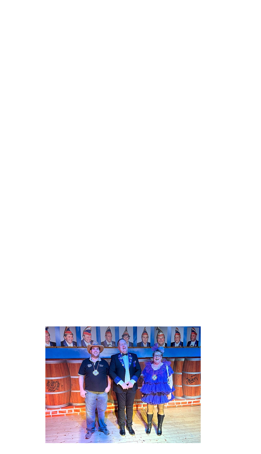 21.02.2023 > Neuer Sitzungspräsident gezaubert  Julian Reichhold übernimmt die Führung beim Kappenabend des GV Eintracht Kaichen   „Mir sinn wieder da, das ist prima, leck‘ mich Corona!“ Das war die Botschaft, die das Quintett „Acapella“ auf die Melodie des Karneval-Klassikers „Viva Colonia“ der Faschingsabteilung des Gesangvereins Eintracht aus der Seele sang. Bereits seit 25 Jahren gibt es nun die Formation. Und es war nicht das einzige Jubiläum, das die Kaicher Narren am Wochenende in zwei ausverkauften Sitzungen im Bürgerhaus ausgelassen feierten. Denn wie der scheidende Sitzungspräsident Michael Hahn berichtete, hatte es vor 44 Jahren in der damaligen Vereinsgaststätte Schlegel den ersten Kappenabend gegeben. Hahn selbst übernahm vor 22 Jahren die Sitzungspräsidentschaft vom Eintracht-Ehrenvorsitzenden Heinz Fink und verkündete nun seinerseits, dass er mit seinen Büttenreden und Gesangsnummern zwar seinem Verein weiter treu bleibe, er insgesamt allerdings etwas kürzertreten wolle.   Doch wer soll denn nun künftig die Ober-Narrenkappe bei der Eintracht aufhaben? Moderator Christian Weber und Hahn hatten sich da etwas ausgedacht und extra einen Zauberkurs in der Harry-Potter-Schule Hogwarts besucht. Einen magischen Kasten, den die beiden Unterhaltungs-Profis kurzweilig und ausführlich zur Schau stellten, füllten sie mit einem Papierhut und einer Gummipuppe. Und herauskam mit einem verblüffenden Trick – simsalabim – der neue Sitzungspräsident Julian Reichhold. Als Teil der Gruppe „Two and a half Kaascher“ und als Tänzer des Männerballetts „Die Heringe“ ist dieser dem Publikum bereits bestens bekannt. Reichhold ist zudem auch im Vorstand der Eintracht für die Faschingssparte zuständig.   Am Samstag kamen mit dem Bürgermeisterorden weitere Ehrungen hinzu: Johannes Schultes („Hering“ seit dem Jahr 2000 und Vorstandsmitglied für die Tanzgruppe) sowie Silke Merz (Kostüme, Büttenrede, Gesang) wurden von Bürgermeister Michael Hahn für ihre über die Jahre erbrachten Leistungen rund um den Kappenabend gewürdigt.   Eingebettet waren all die Feierlichkeiten in ein eindrucksvolles fast fünfstündiges Programm, das von den Tanzmäusen („Tief im Ozean“) bezaubernd eröffnet wurde. Die jüngste Kindertanzgruppe im Ort trat am Kappenabend zum ersten Mal überhaupt auf der Bühne vor Publikum auf. Es folgten die Dancing Stars als Elefanten mit ihrem „Kampf gegen den Elfenbeinraub“. Auch dieses Jahr wurde der Kappenabend mit mehreren Tanzgruppen der Weiberfassenacht Kaichen unterstützt: Die wilden Hühner, Dance Generation und Dream Machine begeisterten das Publikum mit ihren prächtigen selbstgeschneiderten Kostümen und tollen Choreografien. Die Garde Blue Spirit von den Niddageistern aus Florstadt und die Gruppe New Age der Erschter Noachteule standen ihnen in nichts nach. Die Piranhas der Eintracht, die in dieser Kampagne bereits einige Gastauftritte bei anderen Vereinen absolviert haben, bewiesen mit ihrem „Traum vom Weltall“, dass auch junge Männer mit Phantasie, Athletik, Tempo und Leidenschaft tanzen können.   Natürlich kam der Gesang nicht zu kurz. Hendrik Roth, Christian Hülsmann und Andreas Klug, souverän begleitet von Nils Roth am Klavier, verliehen als die „Vier Hosenträger“ mit ihren Couplets dem Kappenabend erneut einen ganz eigenen Charme. Hendrik und Sophie Roth, Björn Feuerbach, Hanno Weber sowie Iris Frech und Jan-Otto Weber (Freitag) bewiesen mit ihren Karaoke-Einlagen die Bandbreite der Gesangstalente, von „Skandal im Sperrbezirk“ über „Major Tom“, „Don’t stop believin“ bis hin zum Schunkel-Klassiker „Im Herzen von Europa“ zu Ehren des Europapokalsiegers der Eintracht aus Frankfurt.    Als Büttenredner glänzte gleich zweimal Michael Hahn mit seinem Bericht vom Klassentreffen und als Kneipenbesucher in Manier von Ruhrpott-Comedian Markus Krebs. Die „Two and a half Kaascher“ (Julian und Roman Reichhold sowie Kevin Kuchler) nahmen wieder das Orts- und Weltgeschehen auf’s Korn. Und Jan-Otto Weber sorgte als Emanze für ganz besondere Stimmungen und Schwingungen im Saal.       Den fulminanten Schlusspunkt setzten traditionell die „Heringe“ mit ihrem Tanz „One night in Kaasche“, die mit einem vorab eingespielten Video selbstironisch den Gerüchten um eine Auflösung des Männerballetts entgegentraten. Allerdings, so räumte der neue Sitzungspräsident Julian Reichhold offenherzig ein, sei es nach der langen Pause kein Selbstläufer gewesen, wieder alle Kräfte zu mobilisieren. Eine riesige Stütze der Truppe ist dabei seit vielen Jahren Kai Miska, der professionell Videos erstellt sowie Musik schneidet und mit Effekten nachvertont – ein Garant für Gänsehaut-Feeling bei den Auftritten. Reichhold dankte ihm dafür und lud Miska und seine Frau Judith zum exklusiven Wagyu-Tasting auf dem Weber-Hof in Kaichen ein. Gleiches galt für seinen Amtsvorgänger Michael Hahn und dessen Frau Julia. Schließlich dankten die Heringe ihrer langjährigen Trainerin Ann-Sophie-Böhm nach dem Motto „Einmal Hering, immer Hering“! Es war ein Abend mit vielen emotionalen und humoristischen Höhepunkten, die mit Worten kaum zu würdigen sind. Und so konnten alle Mitwirkende beim großen Finale zur Vereinshymne „Die Eintracht feiert Fassenacht“ stolz ihre fulminante Rückkehr auf die Bühne des Kaicher Bürgerhauses feiern.      Silke Merz und Johannes Schultes erhalten den Bürgermeisterorden.