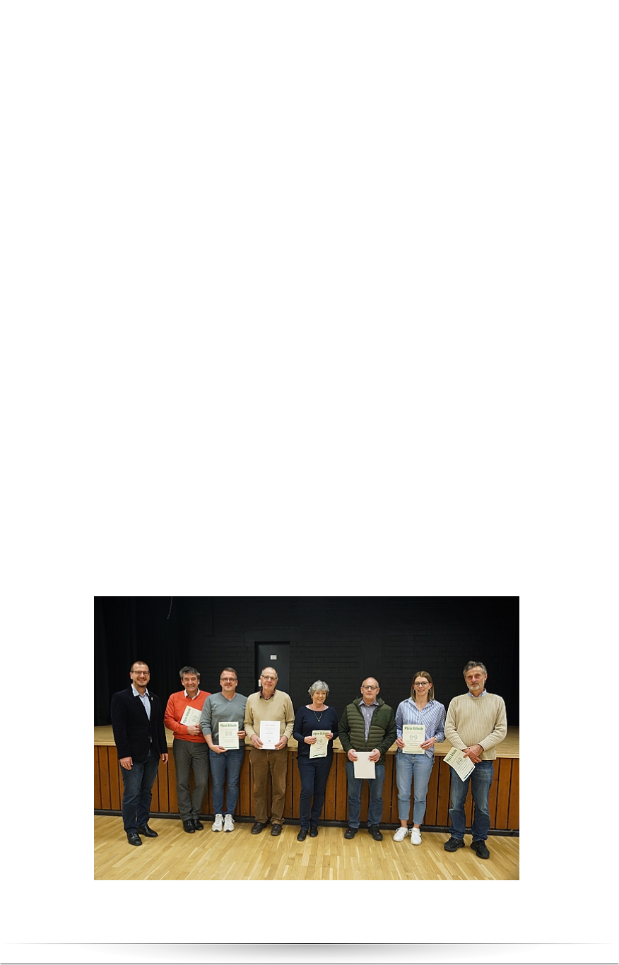 27.03.2023 > Erste JHV unter neuer Führung  Gesangverein Eintracht Kaichen ehrt verdiente Mitglieder / Neuer Dirigent verpflichtet  Der Gesangverein Eintracht Kaichen hat kürzlich seine erste Jahreshauptversammlung unter Führung des im vergangenen Jahr gewählten Teamvorstands abgehalten. Jan-Otto Weber, Vorstand Chor, begrüßte die Teilnehmer und erläuterte im Rahmen des Jahresberichts noch einmal die neue Vorstandsstruktur, die keinen ersten und zweiten Vorsitzenden mehr vorsieht, sondern gleichberechtigte Leiter der aktiven Sparten und der Verwaltungsressorts.   Nach der Umstrukturierung und den entsprechenden Satzungsänderungen bei der JHV im vergangenen Jahr, standen in diesem Jahr Ehrungen verdienter und langjähriger Mitglieder im Mittelpunkt. Vor allem aufgrund der Pandemie konnten die meisten Ehrungen in den vergangenen drei Jahren nicht durchgeführt werden. Für 25-jährige Mitgliedschaft konnten die anwesenden Gertraud Dreis, Melanie Roth, Markus Martin, Werner Roth und Christian Weber geehrt werden. Kurt Weber, Karl-Heinz Jäger und Gertraud Dreis wurden zu Ehrenmitgliedern ernannt.   „Ihr alle seid verdiente Mitglieder unserer Eintracht, ob Ihr nun Vorstandsarbeit geleistet habt, in den Sparten aktiv seid beziehungsweise ward oder ob Ihr unseren Verein mit Eurem Mitgliedsbeitrag, über Spenden und den Besuch unserer Veranstaltungen unterstützt“, so Weber. „Im Namen des Gesangvereins Eintracht Kaichen sage ich Euch allen von Herzen Danke und hoffe, dass Ihr Eurer Eintracht auch in Zukunft die Treue haltet!“  Neben dem Rückblick auf die zahlreichen Vereinsveranstaltungen, die zuletzt auch in den Sparten Theater und Fasching wieder sehr erfolgreich durchgeführt werden konnten, ging Weber auf den Abschied von Chorleiter Daniel Sans ein, der den Männer- und den gemischten Chor der Chorgemeinschaft Kaichen Ende des Jahres 2022 überraschte. Doch den Vorständen der kooperierenden Vereine Eintracht und Einigkeit gelang es in kurzer Zeit, einen Nachfolger zu finden. Valentin Haller aus Friedberg-Ockstadt leitet seit Mitte März die Chorproben. Er wird auch schon das Ehrensingen des gemischten Chors am 2. April in der Kaicher Kirche dirigieren, bei dem der Gesangverein Eintracht seiner verstorbenen Mitglieder gedenkt.  „Nach der Durststrecke der Pandemie und dem Abschied von Daniel Sans können wir also optimistisch und mit frischen Impulsen in eine neue Zukunft der Chorgemeinschaft Kaichen starten“, sagte Weber erfreut und dankte in diesem Zusammenhang dem Vorsitzenden des Brudervereins Einigkeit Dirk Martin für die vertrauensvolle Zusammenarbeit. Der Dank des Vorstands ging auch an Fotograf und Webmaster Michael Kuhn, der unzählige Stunden in die Betreuung der vereinseigenen Homepage investiert und den Datenschutz im Blick hat. Ebenso dankte Weber dem langjährigen Vorstandsmitglied Jörg Senzel, der die Vereinsführung nach wie vor unterstützt und derzeit einen Vereinsausflug vorbereitet, der vermutlich Ende August zum Kellerweg-Fest an den Rheinterrassen in Guntersblum führen wird.  Auftritt mit neuem Dirigent Der gemischte Chor der Chorgemeinschaft Kaichen singt am Palmsonntag, 2. April, um 11 Uhr in der Kaicher Kirche zu Ehren der verstorbenen Mitglieder des Gesangvereins Eintracht Kaichen. Es ist der erste Auftritt unter Leitung des neuen Dirigenten Valentin Haller. Die Chorproben finden donnerstags um 19 Uhr (Männerchor) und 20.30 Uhr (gemischter Chor) im Bürgerhaus Kaichen statt. Interessierte sind jederzeit willkommen. Im Namen des Gesangvereins Eintracht Kaichen konnte Vorstand Jan-Otto Weber (von links) die Mitglieder Markus Martin, Christian Weber, Kurt Weber, Gertraud Dreis, Karl-Heinz Jäger, Melanie Roth und Werner Roth ehren.