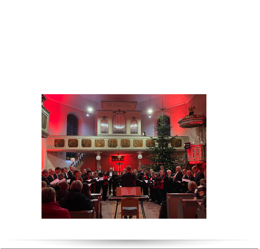 Moderne, Mundart, alte Meister In der von Kerzen und Scheinwerfern wunderbar illuminierten Kaicher Kirche unter dem prächtigen Weihnachtsbaum präsentierte die Chorgemeinschaft Kaichen am Donnerstag, 21. Dezember, besinnliche und fröhliche Lieder zum Advent. In bewährter Weise komplettierte das Bläserensemble des Musikzuges Niddatal das festliche Programm.  Neben Chorsätzen von klassischen Meistern, genossen die rund 100 Besucher traditionelle Volksweisen sowie populäre zeitgenössische und internationale Stücke, darunter sogar eine Welturaufführung von „Tochter Zion“ im Satz von Dirigent Valentin Haller. Seit März 2023 leitet er die Kaicher Chöre und begleitete an diesem Abend auch an der Orgel. Die Vorstände Dirk Martin (MGV Einigkeit) und Jan-Otto Weber (GV Eintracht) dankten ihm mit einem Präsentkorb.  Nach einem segensreichen Mundartgedicht und dem gemeinsam mit den Bläsern und dem Publikum intonierten „O du fröhliche“ waren die Besucher auf ein Heißgetränk eingeladen und genossen noch eine Weile die wunderbare Atmosphäre der romantischen Kaicher Kirche, während es draußen stürmte.  Der herzliche Dank der Chorgemeinschaft gilt der Evangelischen Kirchengemeinde für die ganzjährige vertrauensvolle Zusammenarbeit.