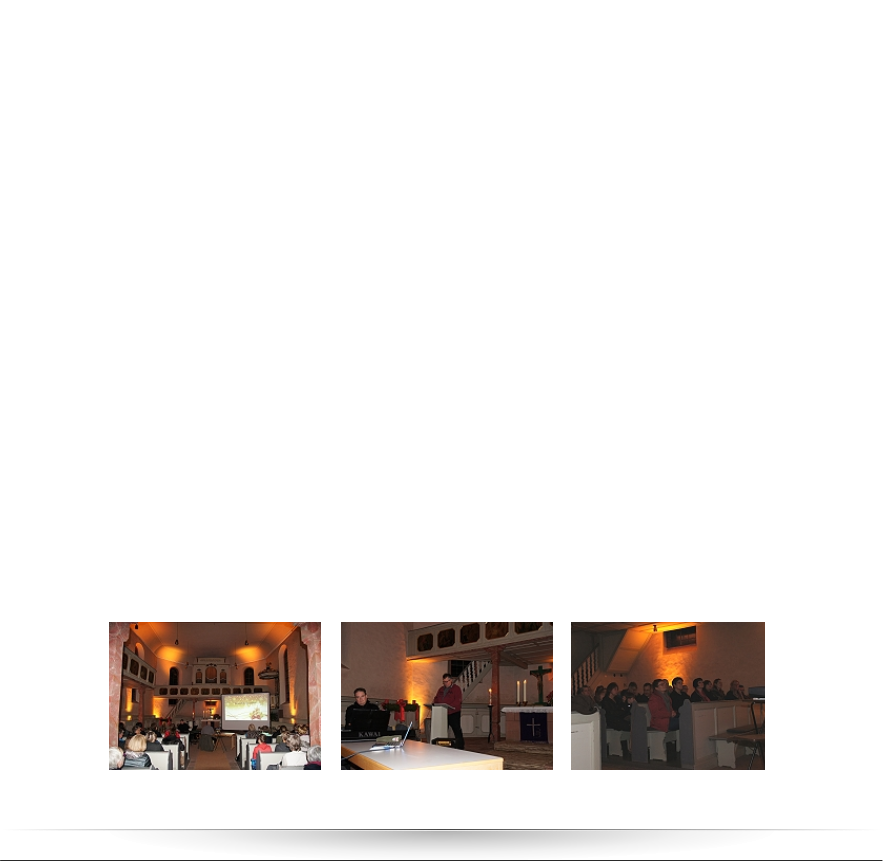 18.12.17 > Chorgemeinschaft und Gäste singen im Rudel.          Erstes gemeinsames Adventssingen in der Kaicher Kirche           Für Pfarrerin Evelyn Giese war dieses Musikformat zwar unbekannt, wie sie bei der Begrüßung          einräumte, doch immerhin waren etwa 100 Besucher aus Kaichen und Umgebung dem Aufruf          der Chorgemeinschaft Kaichen zum ersten Rudelsingen im Advent gefolgt. Und so ergab sich          gemeinsam mit den Sängerinnen und Sängern der beiden Kaicher Chöre ein satter Klang, der den          festlich beleuchteten Kirchenraum erfüllte. Die Blicke waren ganz auf die zwölf Quadratmeter          große Leinwand gerichtet, auf der die Texte der Weihnachtslieder zu lesen waren, die Chorleiter          Daniel Sans für diesen Abend ausgewählt hatte. Sans selbst begleitete die Stücke am E-Piano.           Den Zweck der Veranstaltung erläuterte Dirk Martin: ,,Es geht uns darum, abseits vom Trubel der          Weihnachtsmärkte und dem Gedudel in den Kaufhäusern einmal wirklich inne zu halten und          bewusst gemeinsam zu singen. Das ist etwas, das heutzutage selten geworden ist.“          Und so saßen die Chormitglieder und Besucher bunt gemischt im Kirchenschiff und auf der Empore.          Alt und Jung, Familien und Alleinstehende. Das gut 20 Lieder umfassende Repertoire reichte von          Stücken  wie ,,Jingle Bells“ und ,,Schneeflöcken Weißröckchen“ über den Bachchoral ,, Ich steh          an deiner Krippen hier“ bis hin zu traditionellen Volksliedern wie ,,Kling Glöckchen kling“ oder          ,,Leise rieselt der Schnee“. Auch die Adventskirchenlieder ,,Macht hoch die Tür“ oder ,,Tochter          Zion“ durften nicht fehlen.           Um die Stimmen nicht allzu stark zu strapazieren, verschafften Dirk Martin und Jan-Otto Weber          mit humorig-besinnlichen Geschichten sowie dem Kanon von Johann Pachelbel als Orgeleinlage          den Besuchern zwischendurch eine Atempause. Und so war das Fazit von Pfarrerin Giese am          Ende auch überaus positiv: ,,Jetzt haben wir aber ordentlich gerudelt“.           Zum abschließenden ,,Stille Nacht“ wurde es noch einmal besinnlich. Anschließend konnten alle          ihre strapazierten Stimmbänder bei einem Glühwein oder heißen Orangensaft vor der Kirche          verwöhnen und den Abend im Rudel nach - und ausklingen lassen.